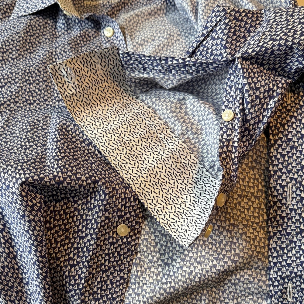 Stylish Blue and White Patterned Button-Down Shirt - image 5